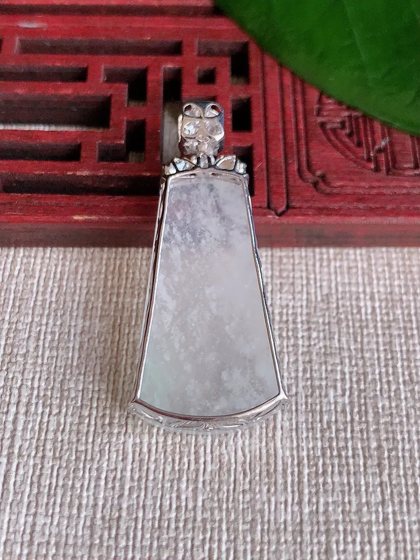 天然A货翡翠18K金伴白月光无事牌吊坠尺寸37.4×29×16×5.6m量4.00g 0704