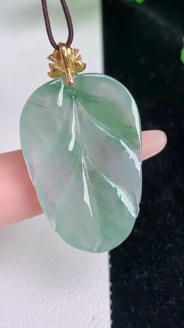 天然A货翡翠金枝玉叶 叶子吊坠，尺寸31-21.2-4.2，重量:6.26g
7月4日