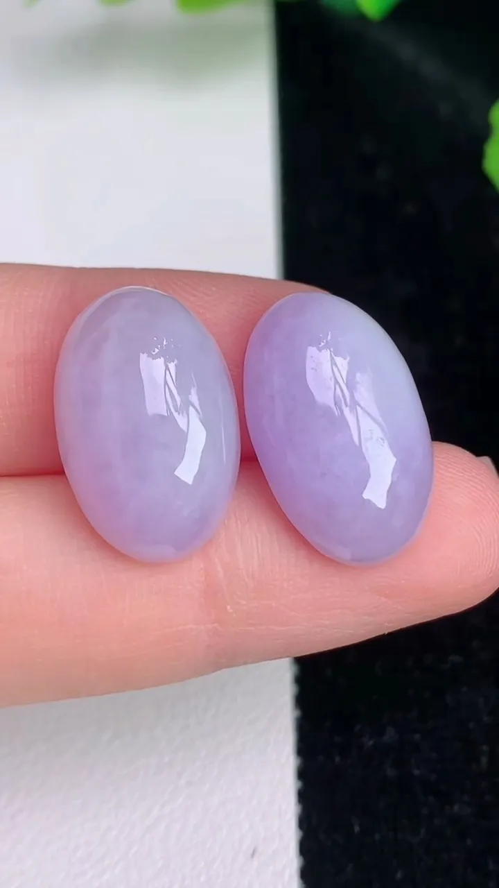 天然A货翡翠紫罗兰蛋面镶嵌件一对，尺寸18.6-12.3-6.5，重量:5.56g
7月4日