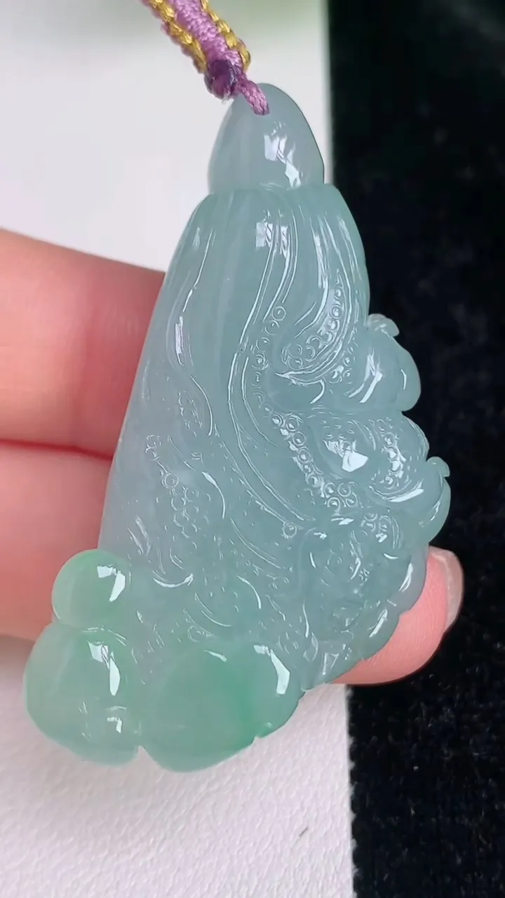 天然A货翡翠白菜吊坠，尺寸49.2-25.7-12，重量:24.85g
7月4日