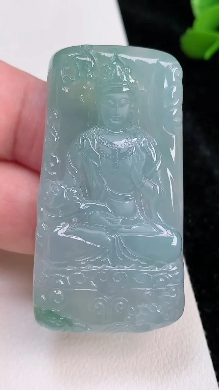 天然A货翡翠大势至观音菩萨吊坠，尺寸51.5-27.5-6.8，重量:25.19g
7月4日
