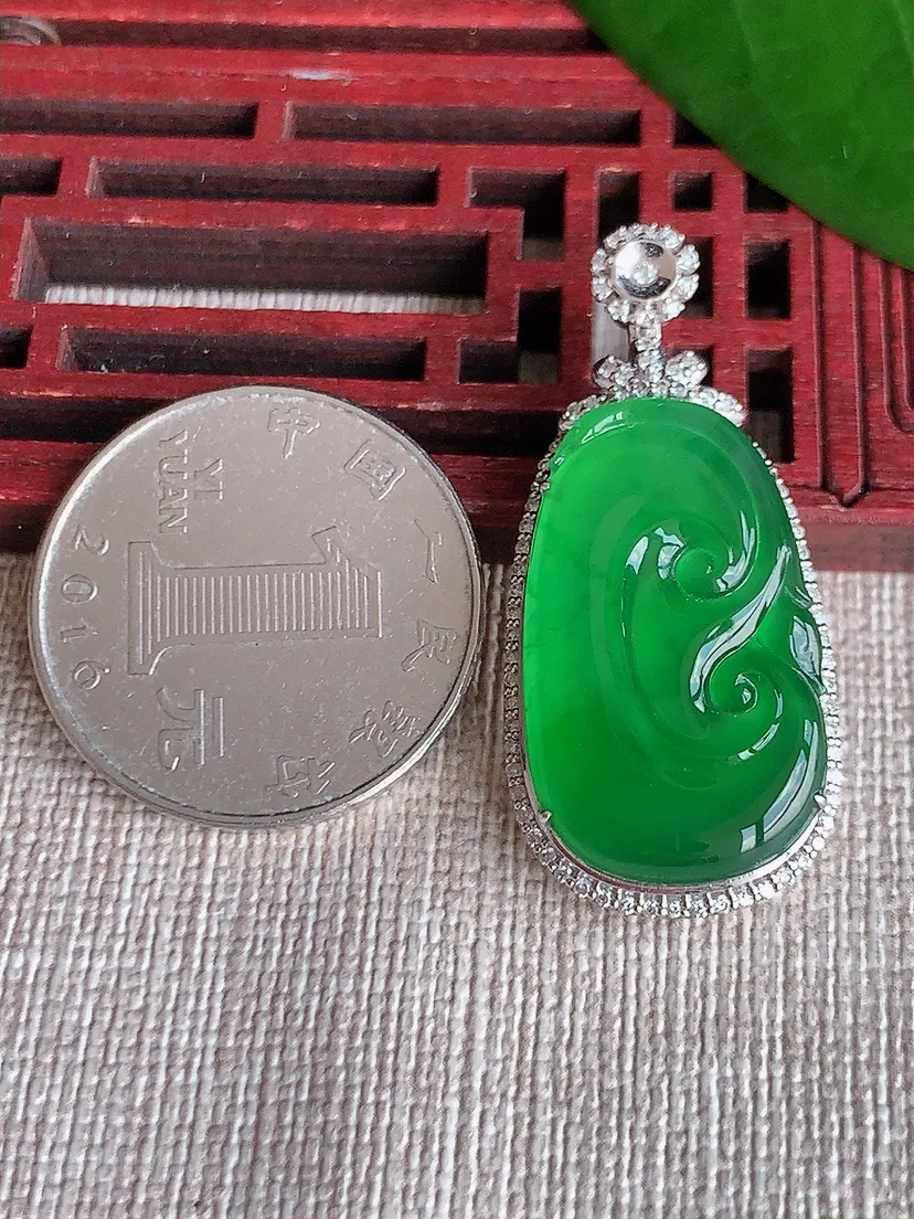 天然A货翡翠18K金伴满绿如意吊坠尺寸37.7×17.3×7.2裸石25.5×15.3m量5.86g 0702