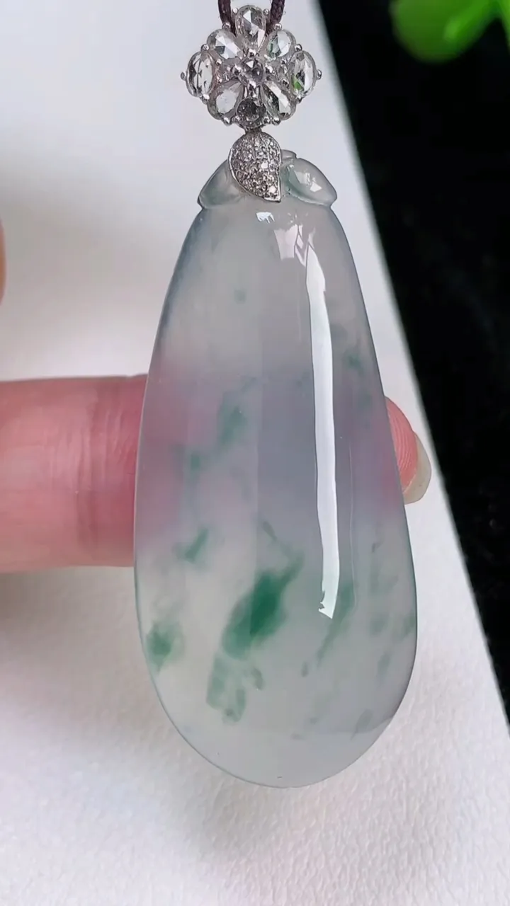 天然A货翡翠种飘花福瓜吊坠，尺寸44.6-20-6.4，重量:10.43g
7月4日