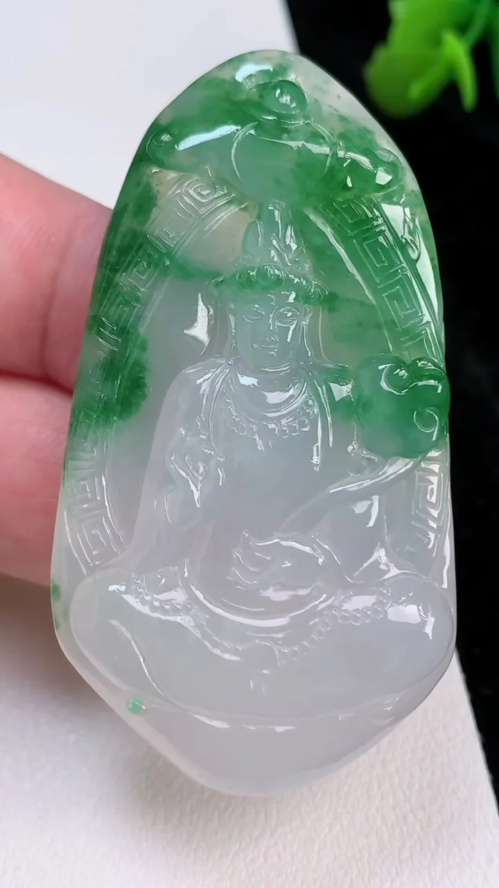 天然A货翡翠大势至观音菩萨吊坠，尺寸60.6-33-7.3，重量:29.64g
7月4日