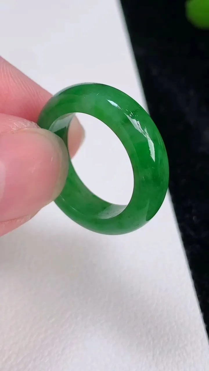 天然A货翡翠戒指指环，尺寸17-5.7-3.1，重量:3.80g2025年7月4日
工厂直销收藏佳品
