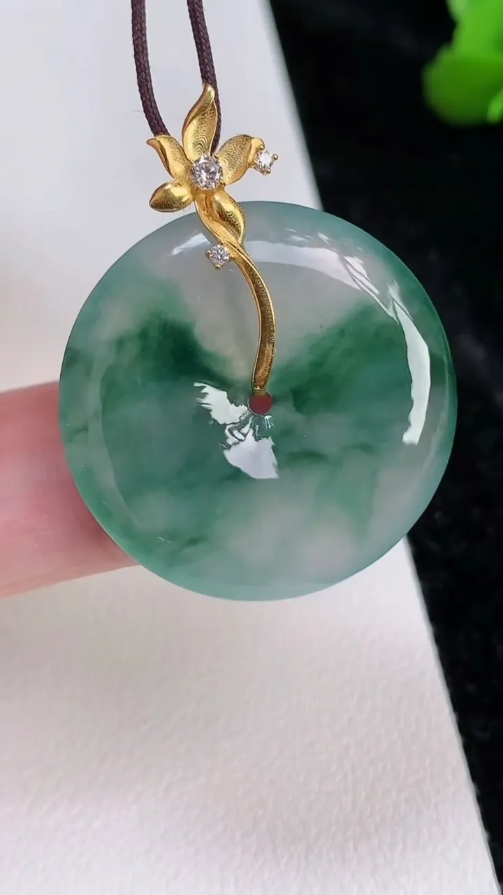 天然A货翡翠种飘花平安扣吊坠，尺寸27-4.8，重量:7.37g
7月4日