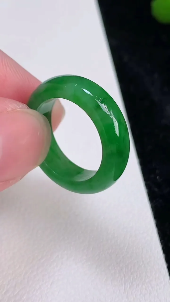 天然A货翡翠戒指指环，尺寸17-5.7-3.1，重量:3.80g2025年7月4日
工厂直销收藏佳品