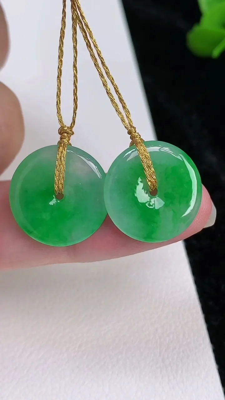 天然A货翡翠平安扣吊坠一对，尺寸16-2.2，重量:2.77g
7月4日