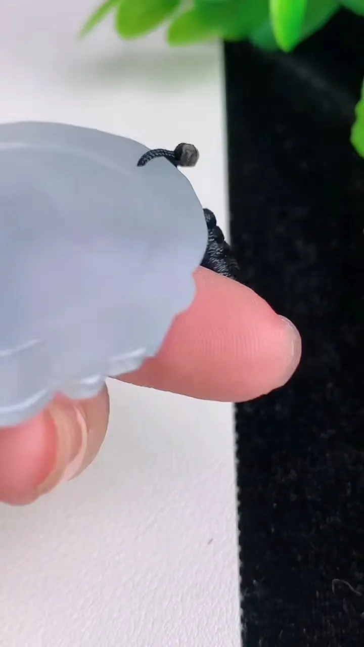 天然A货翡翠飘花生肖猪吊坠，尺寸48.8-44.8-5.6，重量:20.35g
7月4日