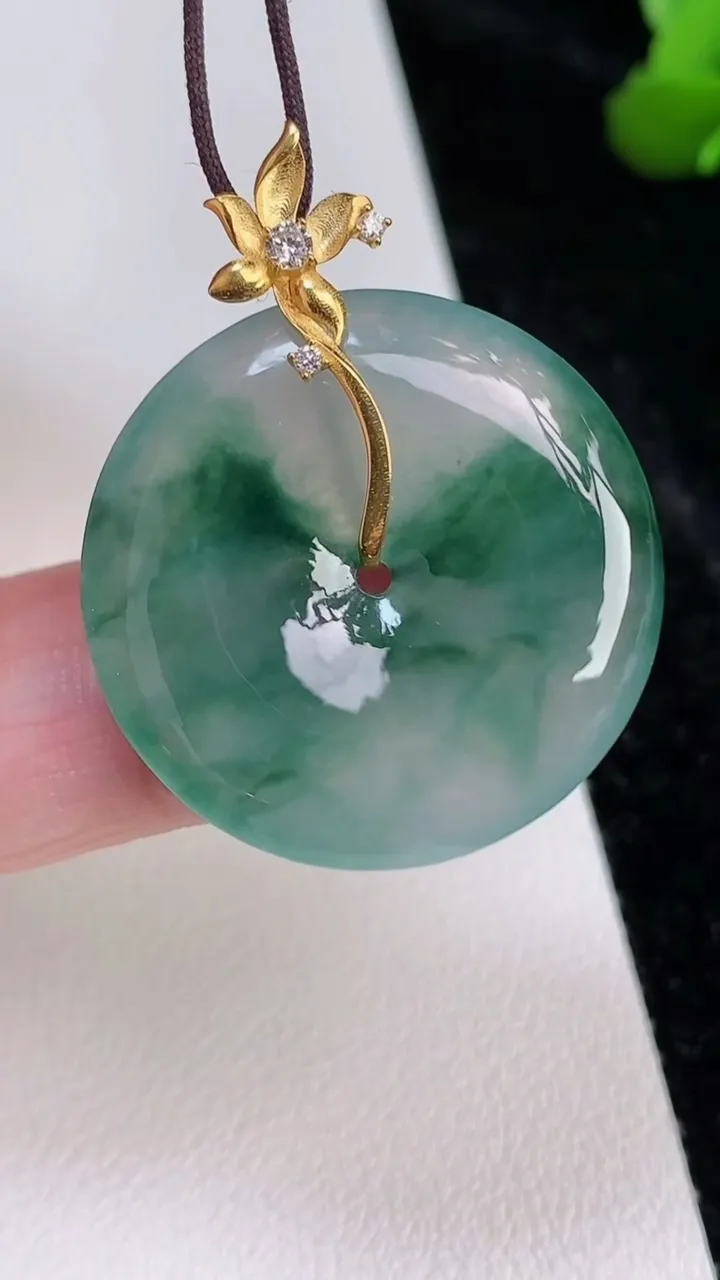 天然A货翡翠种飘花平安扣吊坠，尺寸27-4.8，重量:7.37g
7月4日