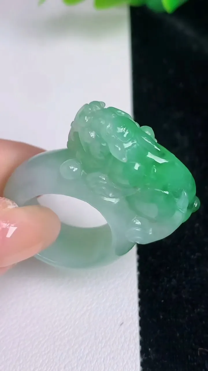 天然A货翡翠麒麟指环扳指，尺寸19.8-10.3-30.3，重量:19.85g2025年7月4日
工厂直销收藏佳品,种好水足，色泽均匀，有种有色，上手高大气！