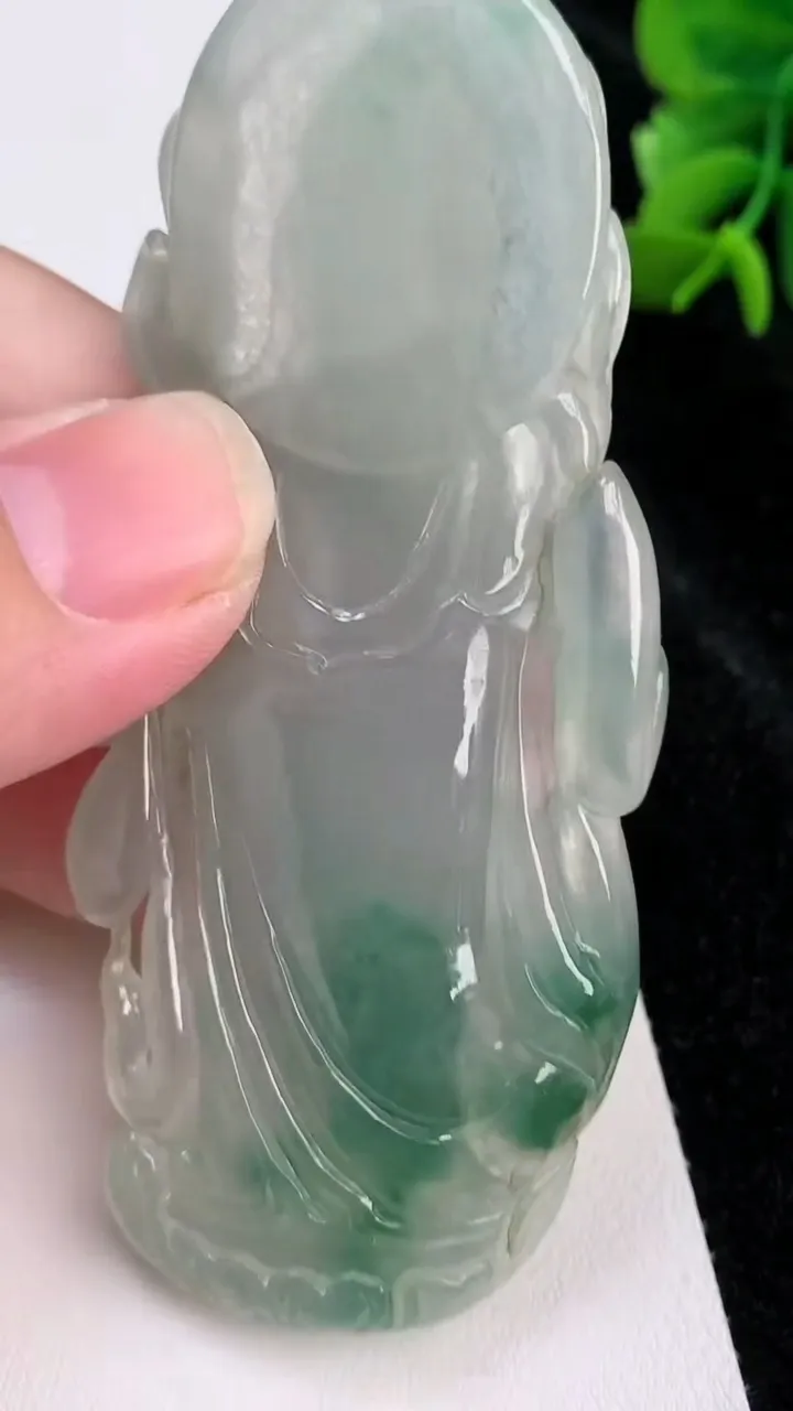 天然A货翡翠虚空藏观音菩萨吊坠，尺寸84.5-36-8.4，重量:40.98g
7月4日