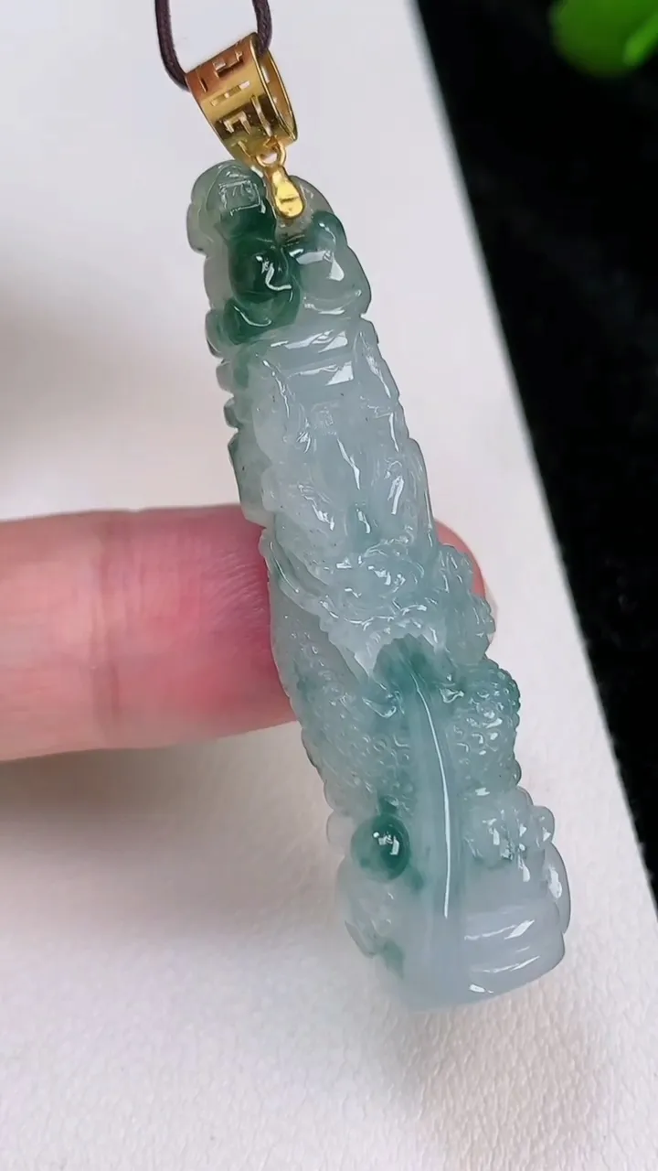 天然A货翡翠降魔杵吊坠，尺寸49-13-9.6，重量:10.80g
7月4日