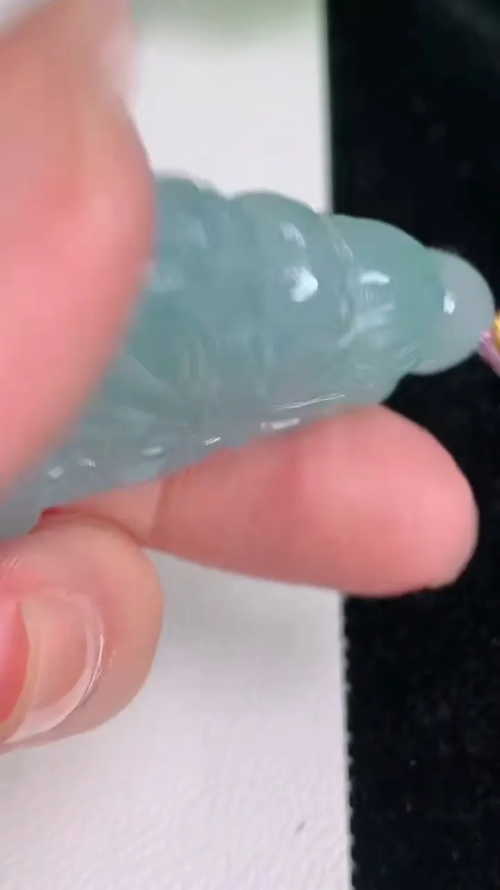 天然A货翡翠白菜吊坠，尺寸49.2-25.7-12，重量:24.85g
7月4日