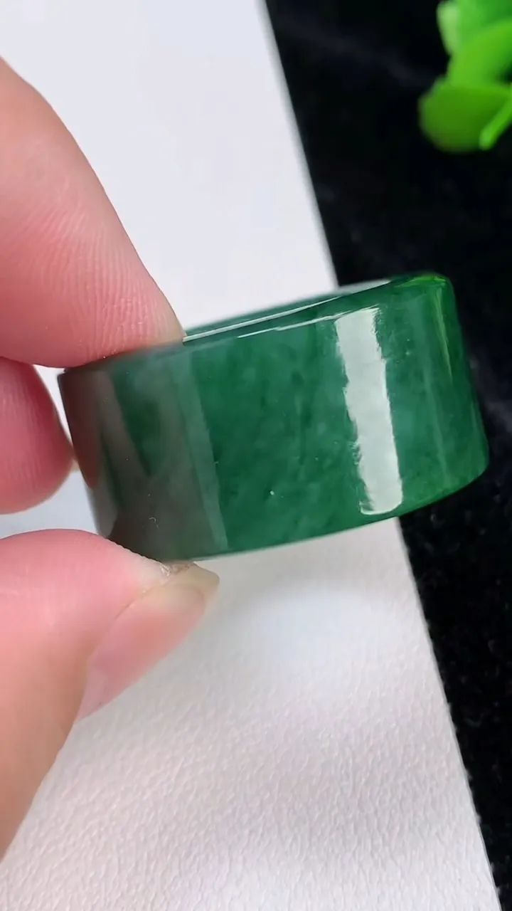 天然A货翡翠指环扳指，尺寸22.5-15.6-4.8，重量:22.52g2025年7月4日
工厂直销收藏佳品,种好水足，色泽均匀，有种有色，上手高大气！