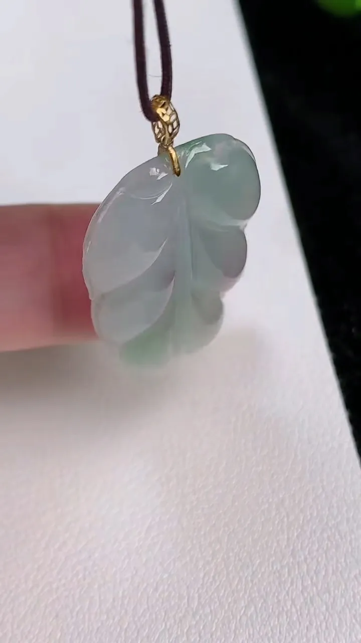 天然A货翡翠金枝玉叶 叶子吊坠，尺寸32.7-19.7-4，重量:5.13g
7月4日