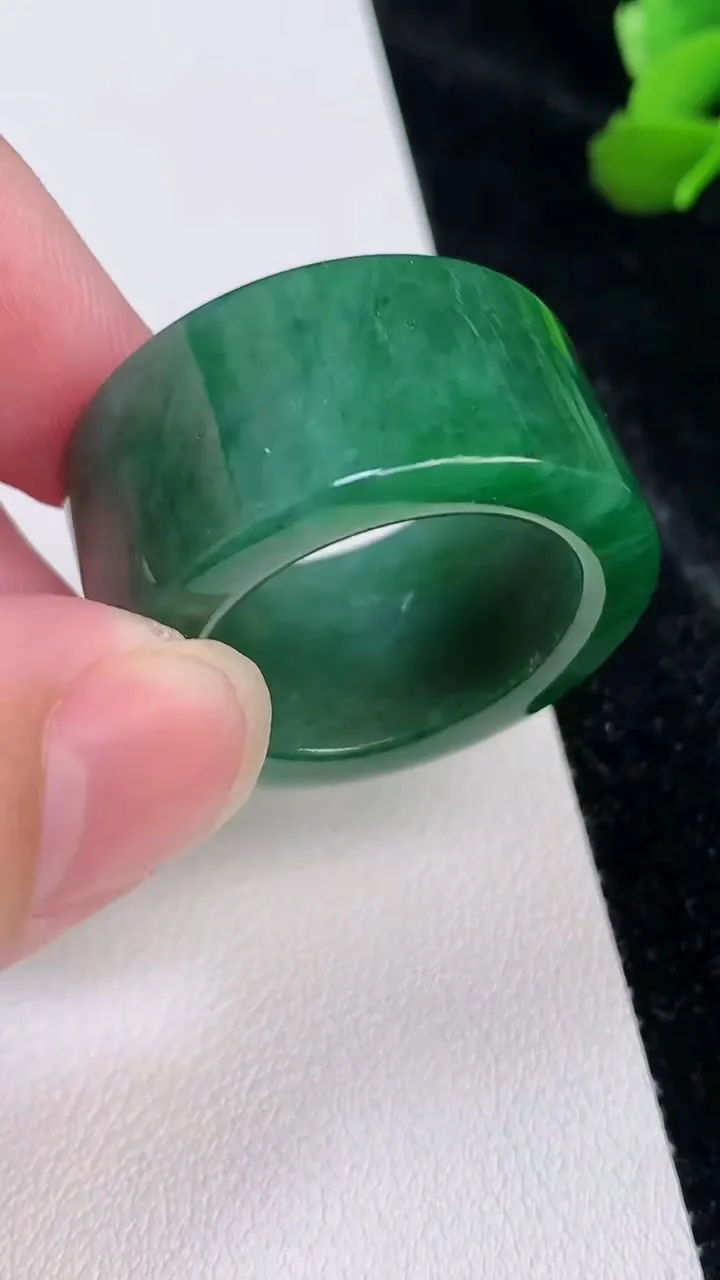 天然A货翡翠指环扳指，尺寸22.5-15.6-4.8，重量:22.52g2025年7月4日
工厂直销收藏佳品,种好水足，色泽均匀，有种有色，上手高大气！