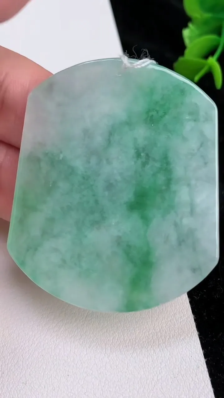 天然A货翡翠生肖马吊坠，尺寸53.8-45-5，重量:29.95g
7月4日