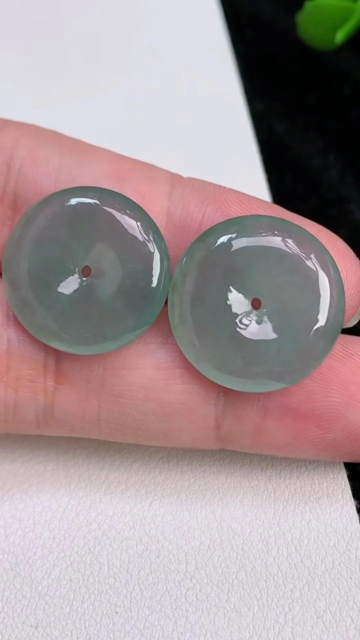 天然A货翡翠平安扣吊坠一对，尺寸20.4-4.5，重量:7.65g
7月4日