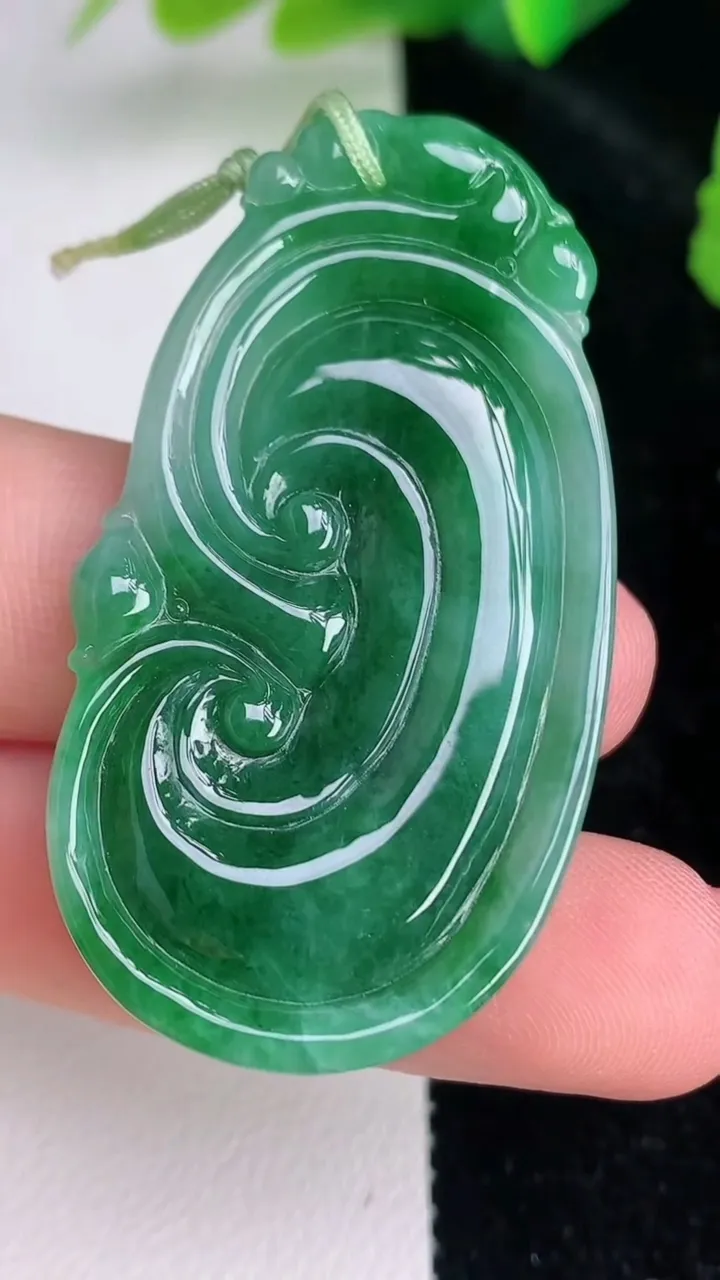 天然A货翡翠如意吊坠，尺寸47.4-25-5.4，重量:12.37g
7月4日
