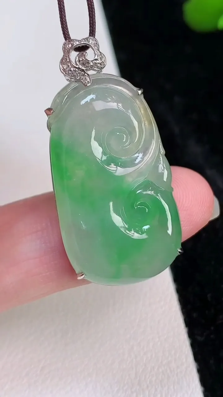 天然A货翡翠如意吊坠，尺寸34.2-29-16.8-5.2，重量:5.18g
7月4日