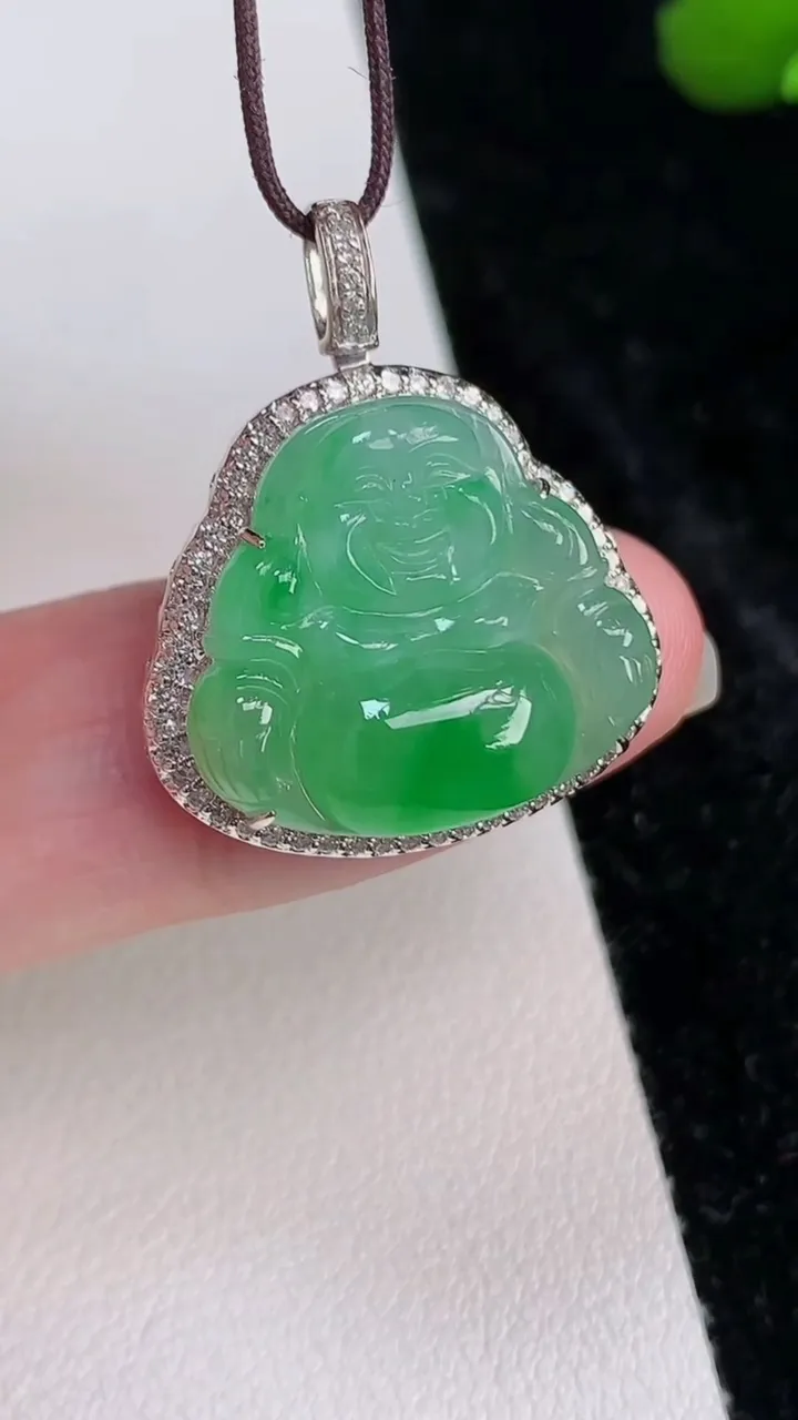 天然A货翡翠佛公吊坠，尺寸26.2-21.7-9.2，裸石16.8-18.7重量:4.89g
7月4