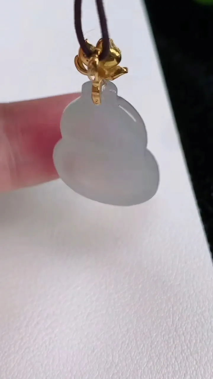 天然A货翡翠葫芦吊坠，尺寸31.5-24-18.4-6，重量:5.30g
7月4日