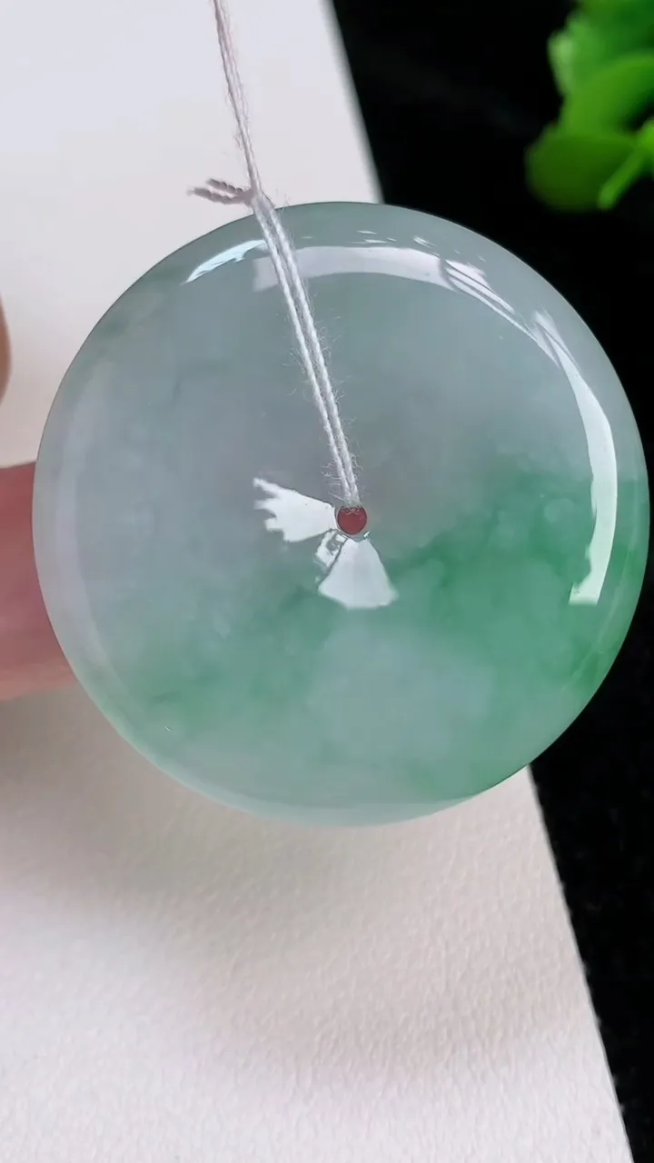 天然A货翡翠平安扣吊坠，尺寸38-5.6，重量:18.35g
7月4日