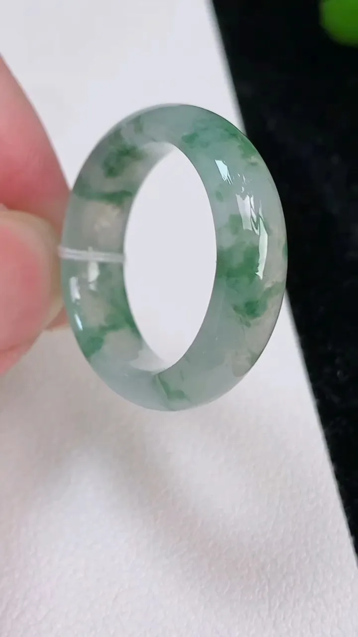 天然A货翡翠戒指指环，尺寸20.4-6.8-3.7，重量:6.00g2025年7月4日
工厂直销收藏