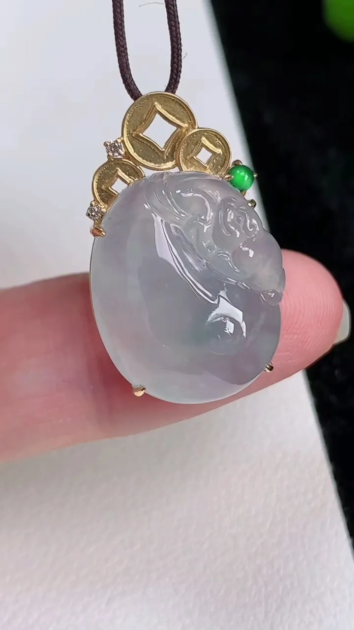 天然A货翡翠种飘花金蟾吊坠，尺寸26-19.4-16-8.5，重量:4.94g
7月4日