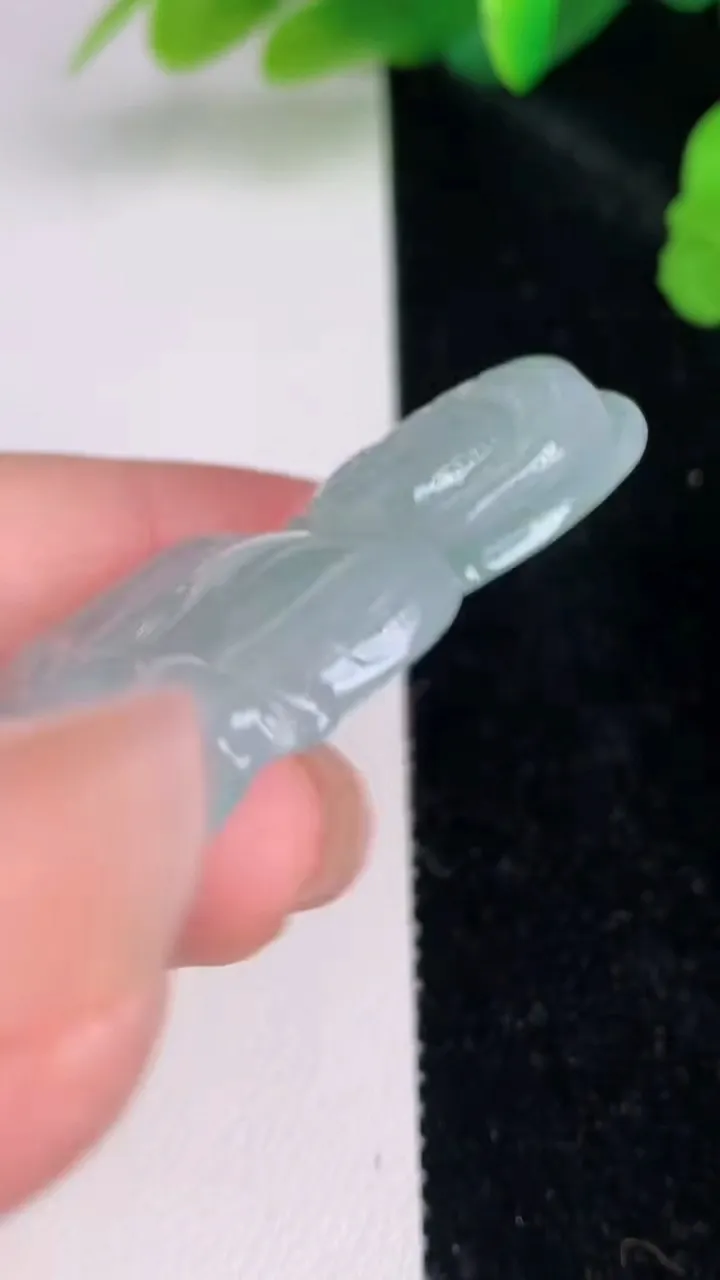 天然A货翡翠观音菩萨吊坠，尺寸51.7-35-5.3，重量:17.77g
7月4日