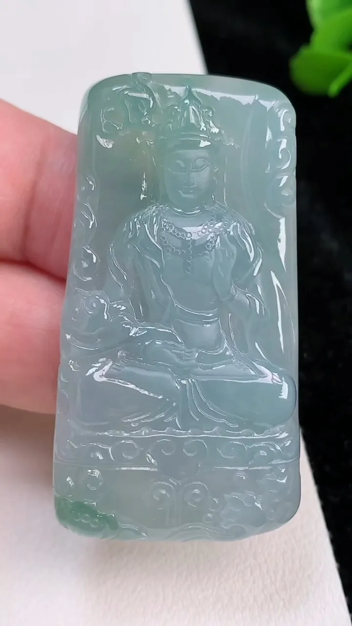 天然A货翡翠大势至观音菩萨吊坠，尺寸51.5-27.5-6.8，重量:25.19g
7月4日