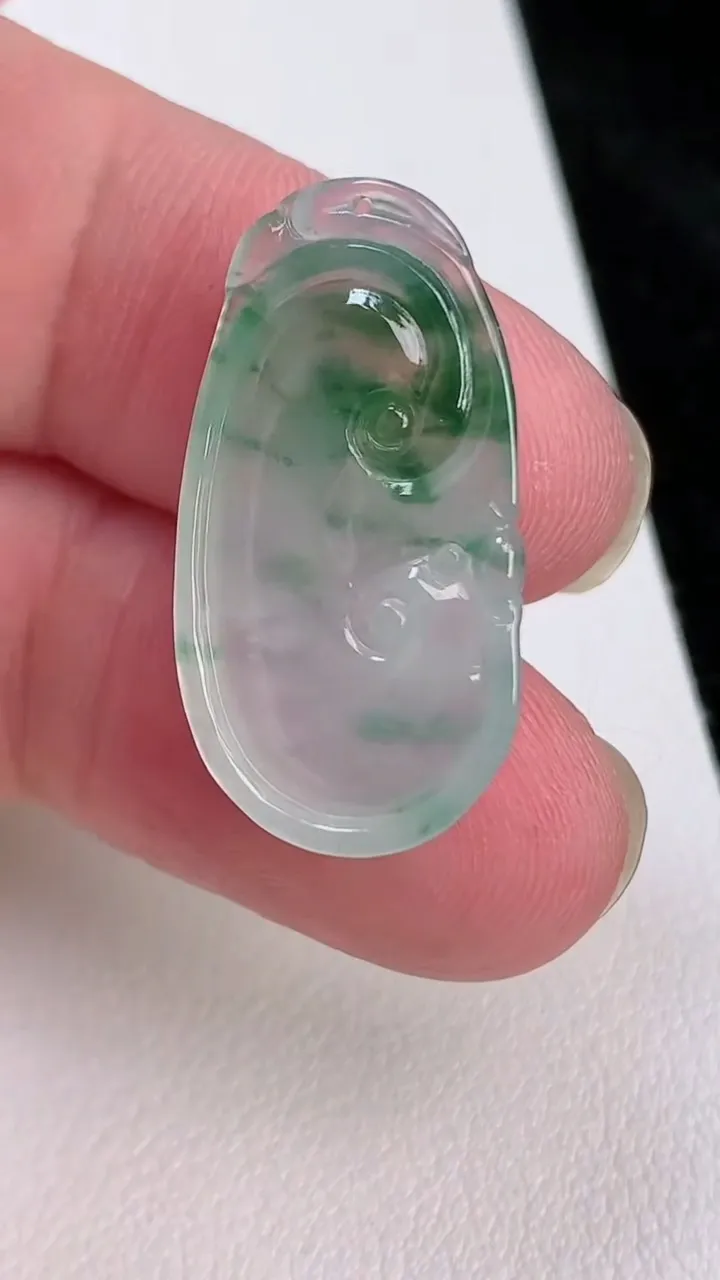 天然A货翡翠如意吊坠，尺寸26.7-14-4.5，重量:3.39g
7月4日