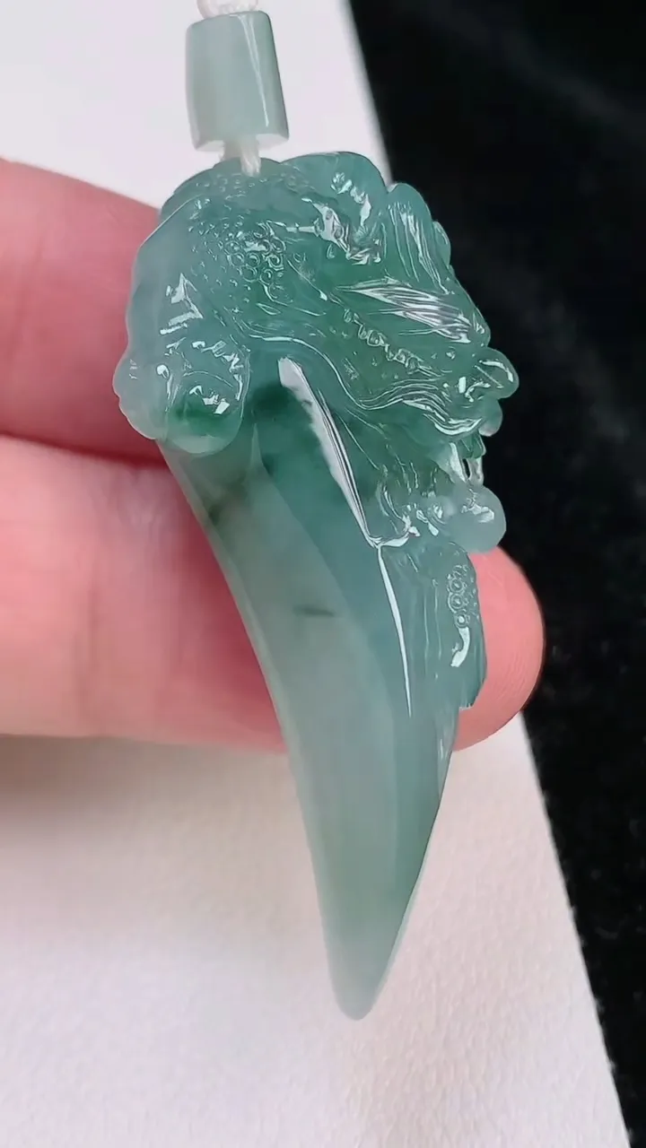天然A货翡翠龙牌吊坠，尺寸47.7-20.5-11.4，重量:16.80g
7月4日