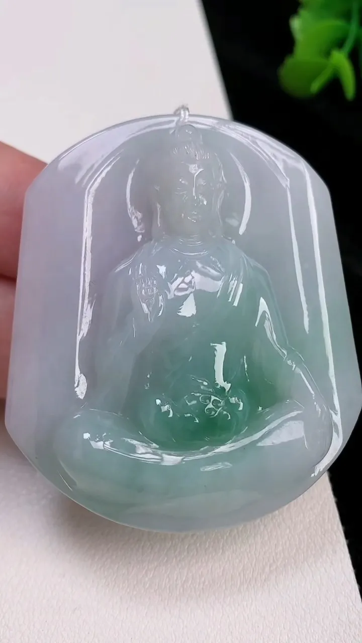 天然A货翡翠观音菩萨吊坠，尺寸54-48.4-11.5，重量:56.20g
7月4日