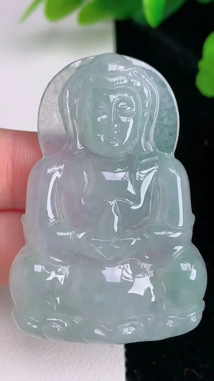 天然A货翡翠观音菩萨吊坠，尺寸51.7-35-5.3，重量:17.77g
7月4日