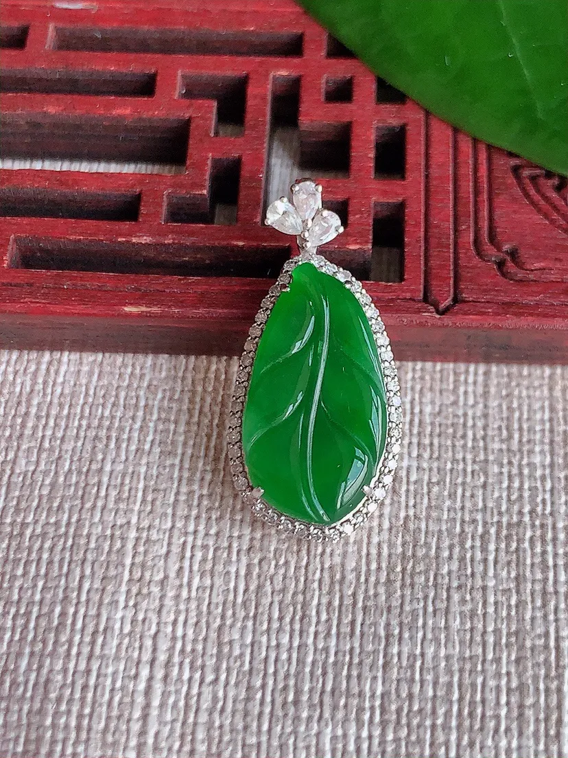 天然A货翡翠18K金伴阳绿叶子金枝玉叶吊坠尺寸27.2×12.3×5.7裸石18.6×10m量2.90g 0702