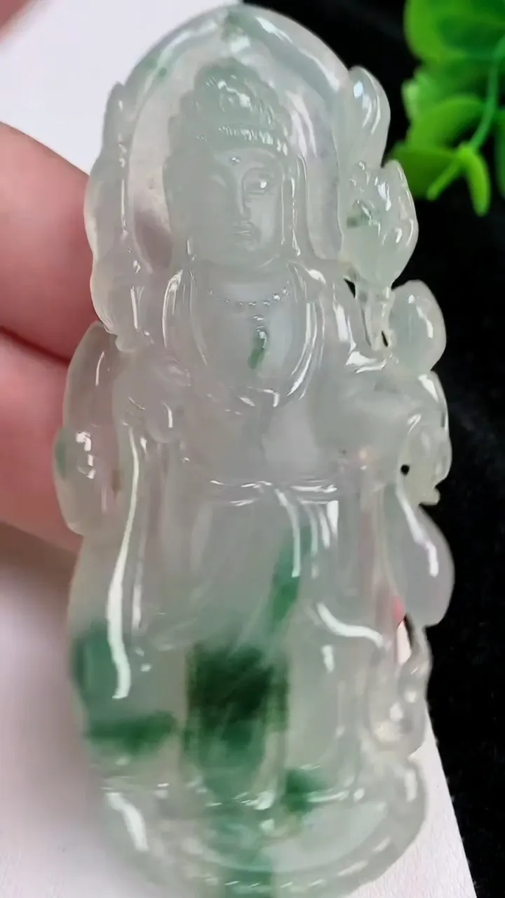 天然A货翡翠虚空藏观音菩萨吊坠，尺寸84.5-36-8.4，重量:40.98g
7月4日