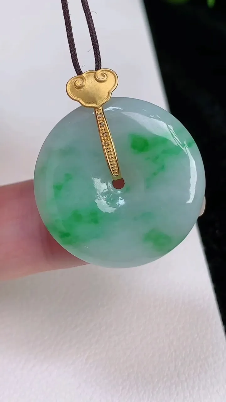 天然A货翡翠平安扣吊坠，尺寸24.7-5，重量:6.82g
7月4日