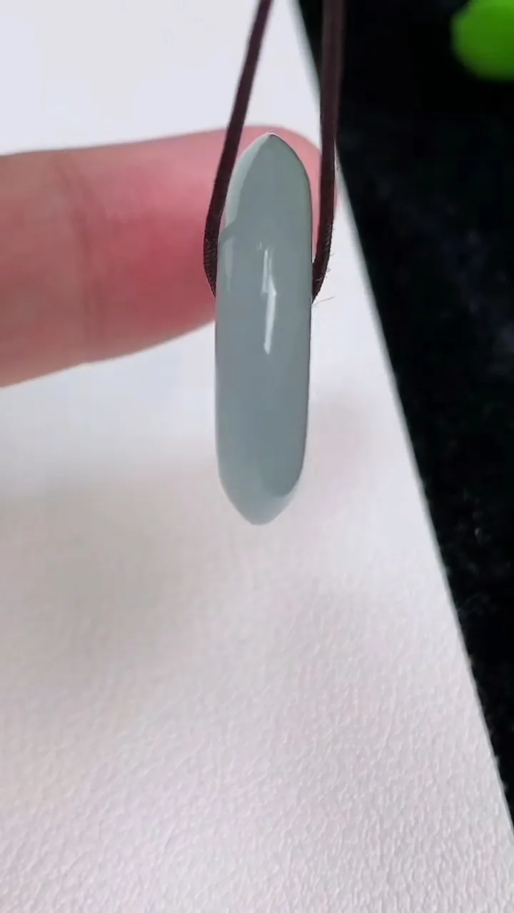 天然A货翡翠冰种平安扣吊坠，尺寸24.6-5.4，重量:6.99g
7月4日