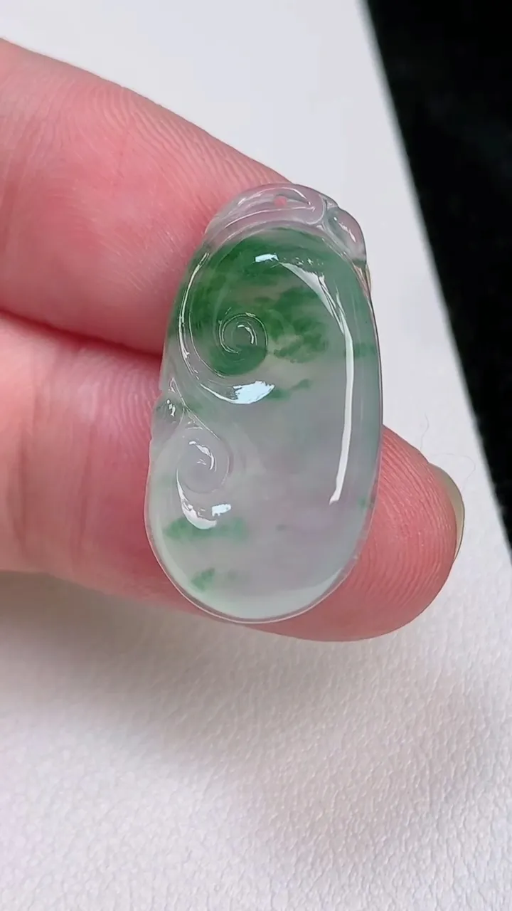 天然A货翡翠如意吊坠，尺寸26.7-14-4.5，重量:3.39g
7月4日