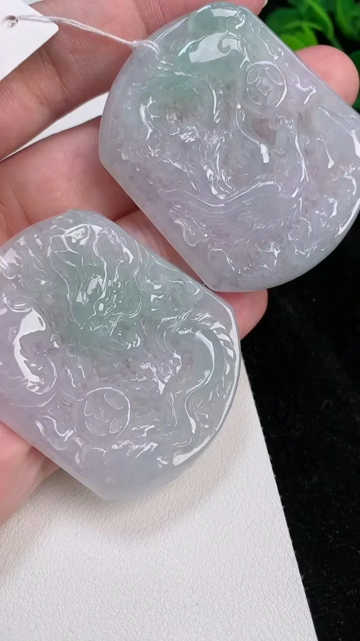 天然A货翡翠龙凤呈祥吊坠一对，尺寸52.7-44.6-5.7，重量:64.05g
7月4日