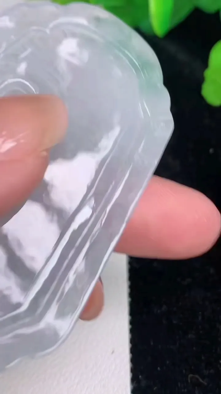 天然A货翡翠大日如来吊坠，尺寸64-41-4.6，重量:24.45g
7月4日
