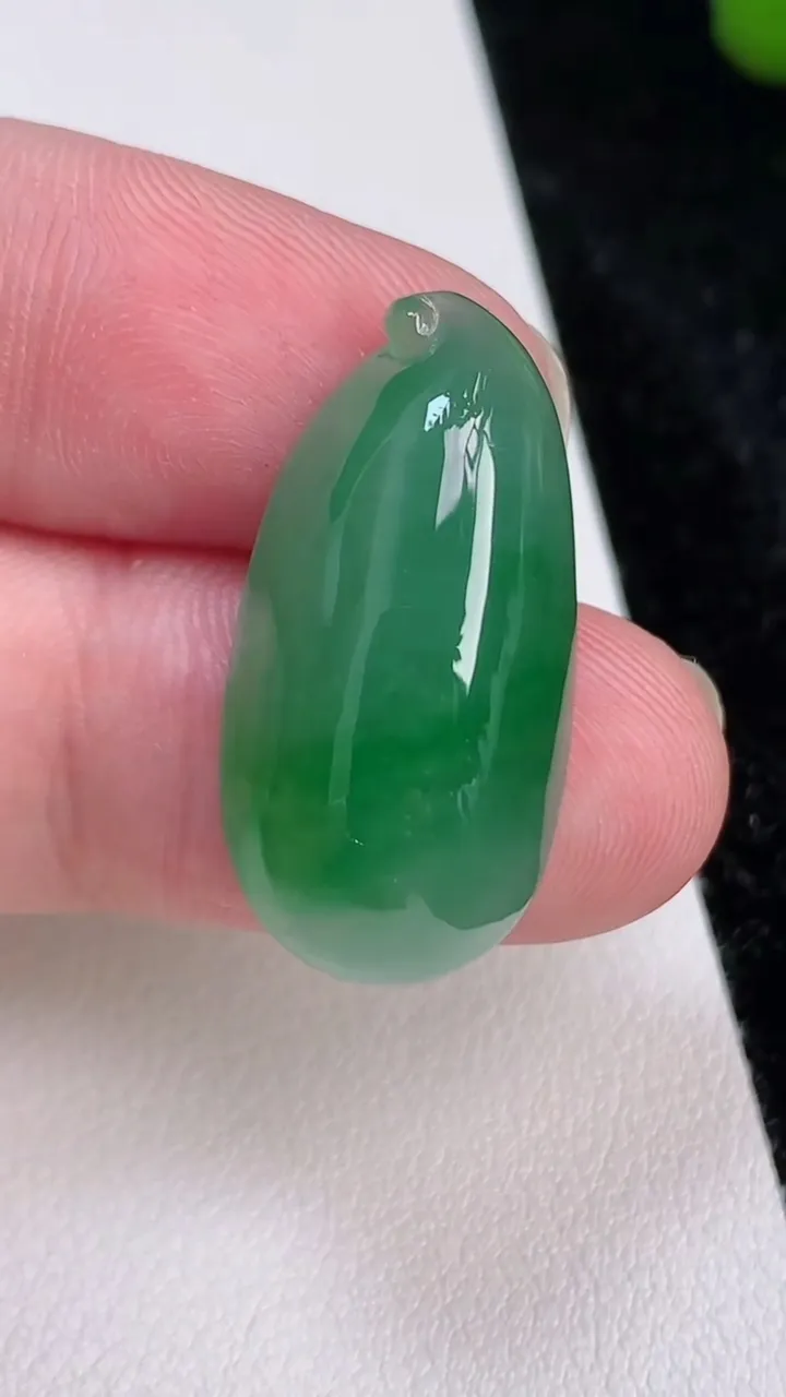 天然A货翡翠福瓜镶嵌件，尺寸27.8-14-8，重量:5.50g
7月4日