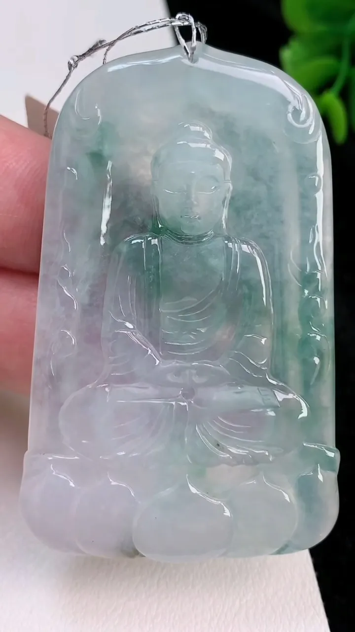 天然A货翡翠大日如来吊坠，尺寸62.3-39.8-4.9，重量:30.18g
7月4日