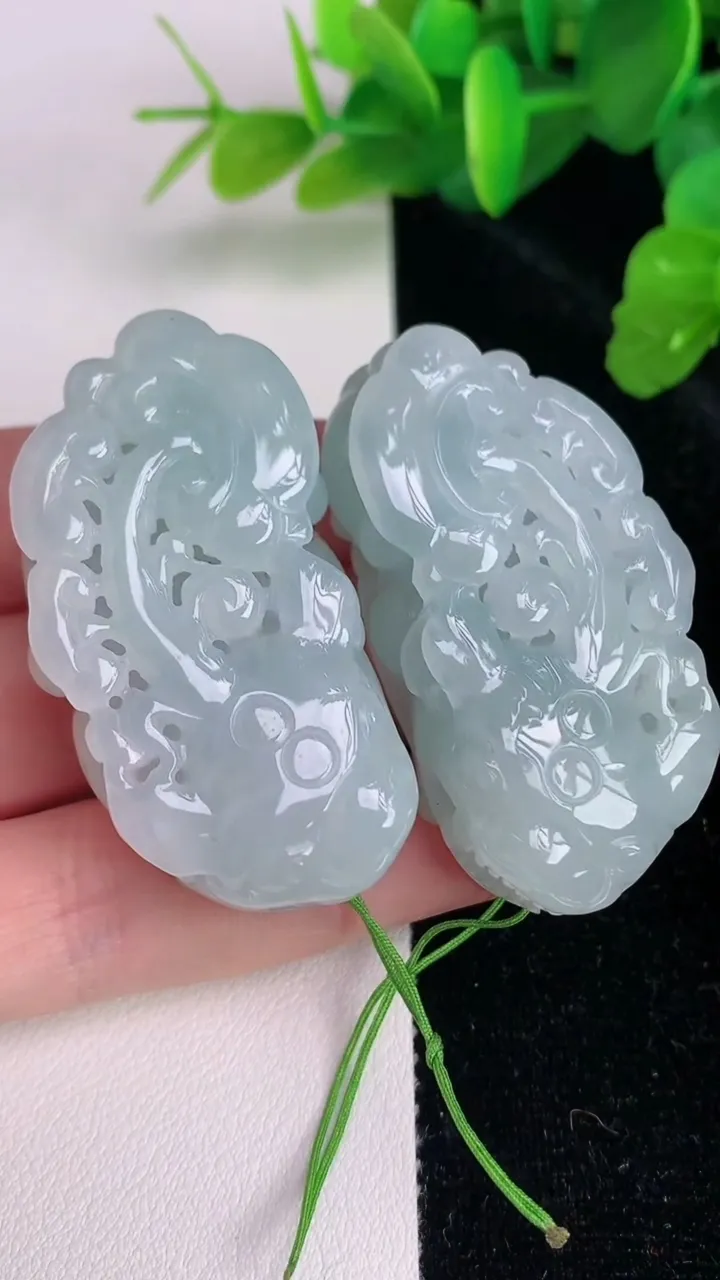 天然A货翡翠飘花貔貅吊坠一对，尺寸47-24.6-16.3，重量:78.66g
7月4日