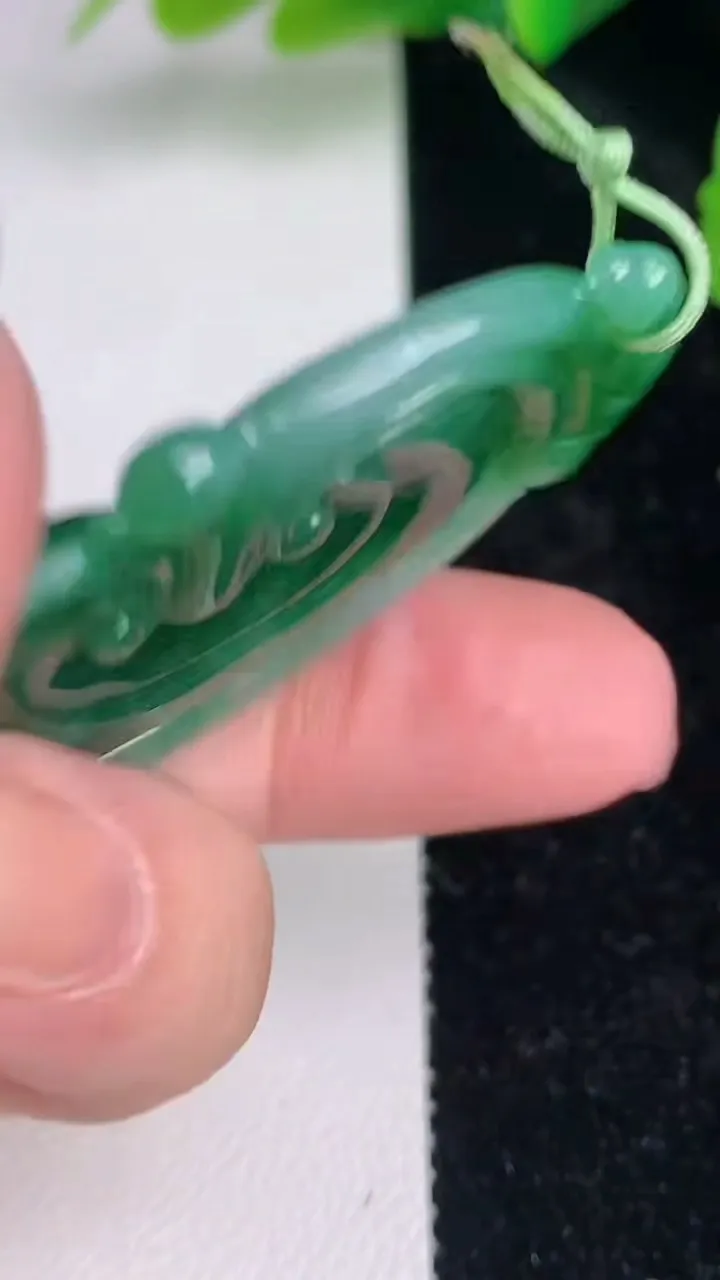 天然A货翡翠如意吊坠，尺寸47.4-25-5.4，重量:12.37g
7月4日