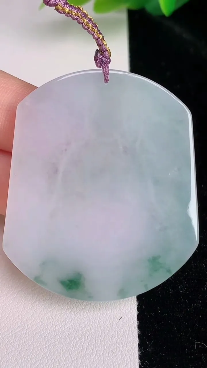 天然A货翡翠观音菩萨吊坠，尺寸50-43-4.5，重量:22.95g
7月4日