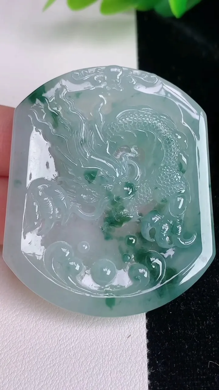 天然A货翡翠龙牌吊坠，尺寸53-45-6，重量:28.89g
7月4日
