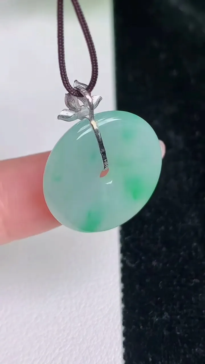天然A货翡翠平安扣吊坠，尺寸20.2-3.4，重量:3.23g
7月4日